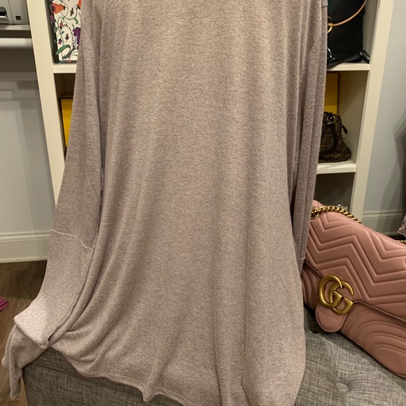 - Top That can be layered have buttons down sides - Picture 7 of 14